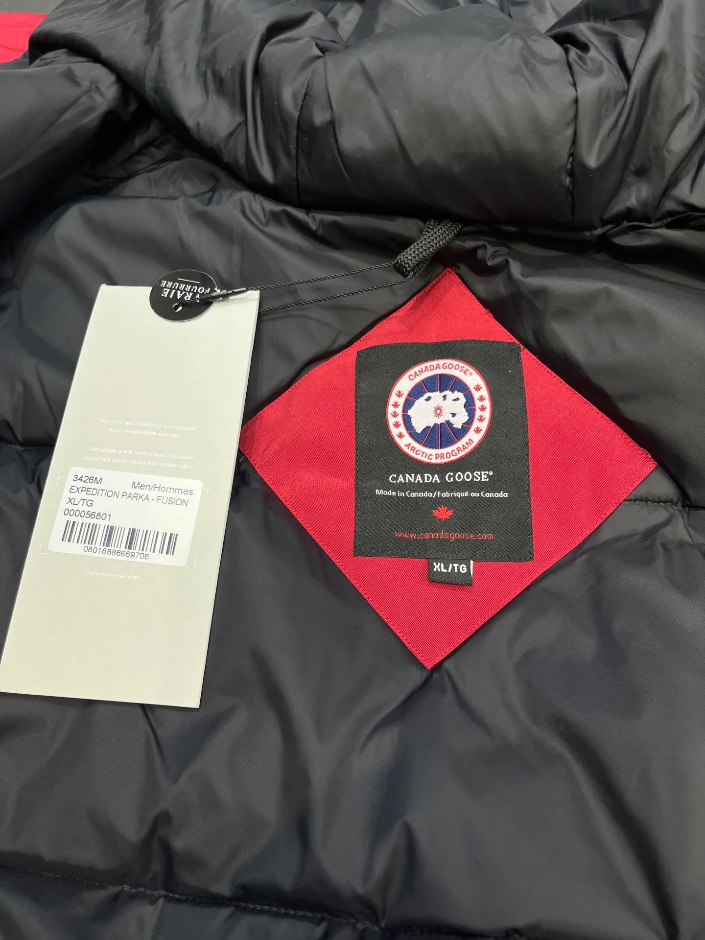 P860 Canada Goose model 06, the same model as the famous star, men's and women's models, with cold-proof flannel on the collar, which is close to the head and neck, comfortable and warm! The fabric is made of high-density nano-level waterproof fabric, which is windproof and wear-resistant and has a certain thickness! Seamless threaded cuffs! Avoid hard knots! It doesn’t matter how low the temperature is this winter, one piece is enough. I’ll give you the wind and temperature! Contains pure duck down, sufficient quantity, unique fashion design + waterproof craft fabric + big brand YKK double zipper pullers, real photos, upright style quality, regardless of the external standard and the internal content, you can feel free to compare it with the softer, easier to wrinkle and lighter version on the market!  size：s-xxl